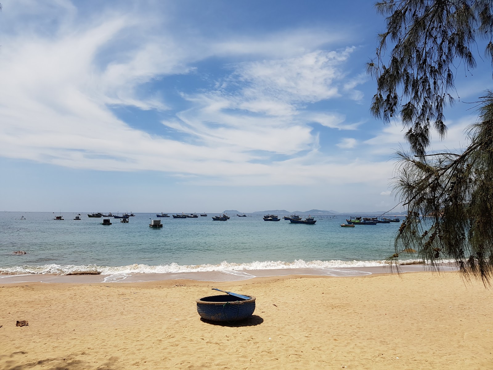 Photo de Bai Bang Beach avec l'eau turquoise de surface