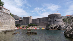 Foto van Kolorina beach omringd door bergen