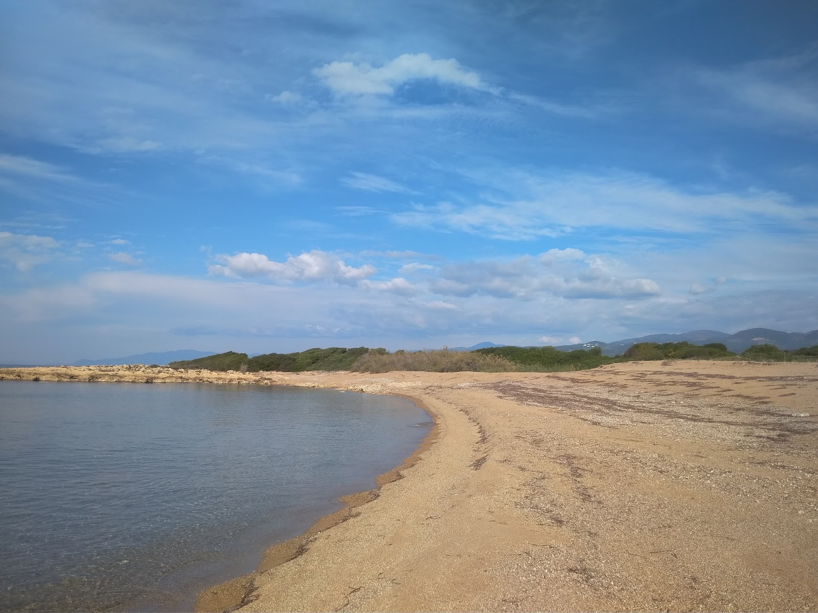 Fotografija Kiparissia II beach z rjavi pesek površino