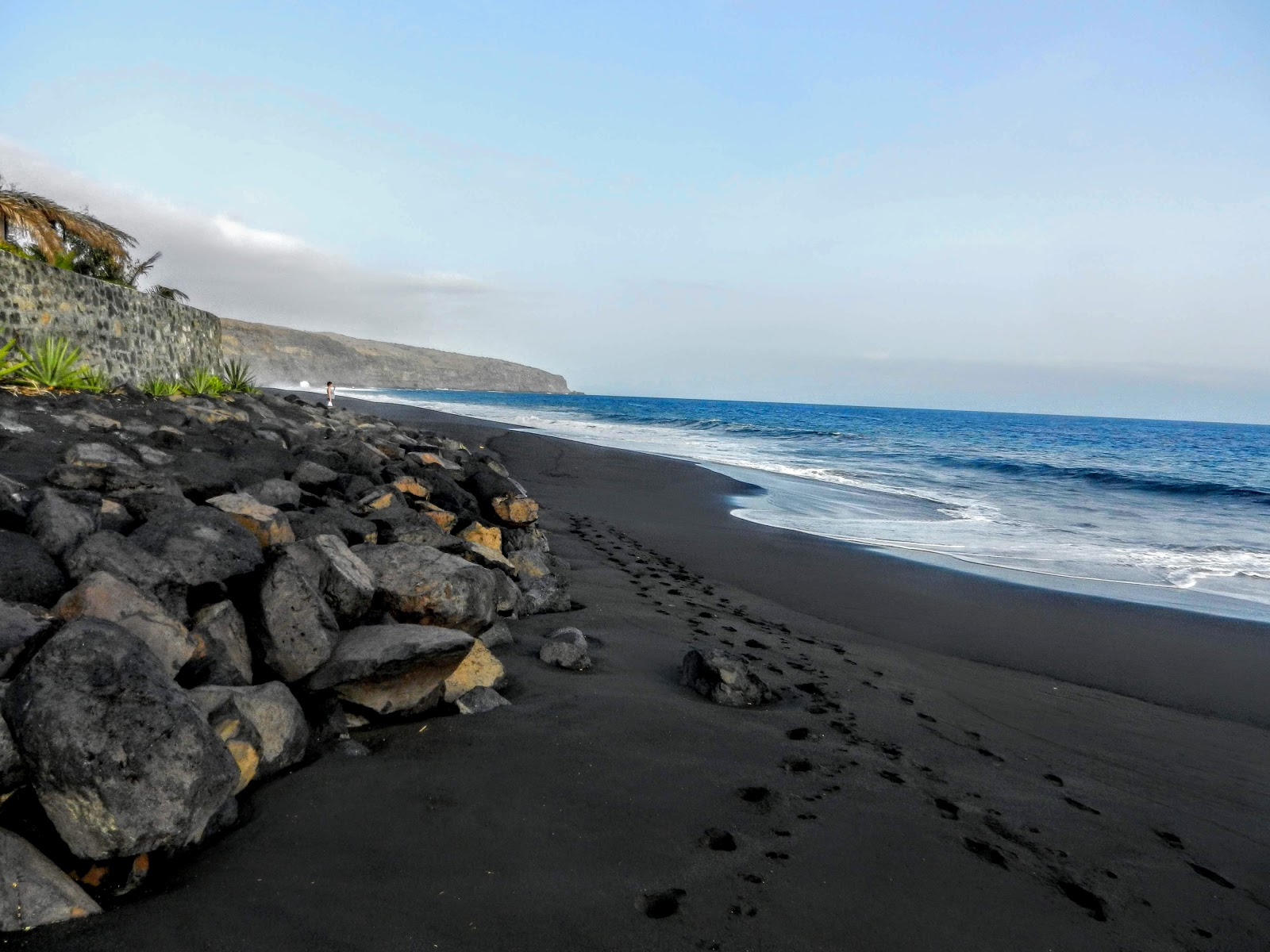 Foto von Praia da Bila von Klippen umgeben