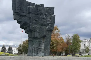 Pomnik Władysława Broniewskiego w Płocku image