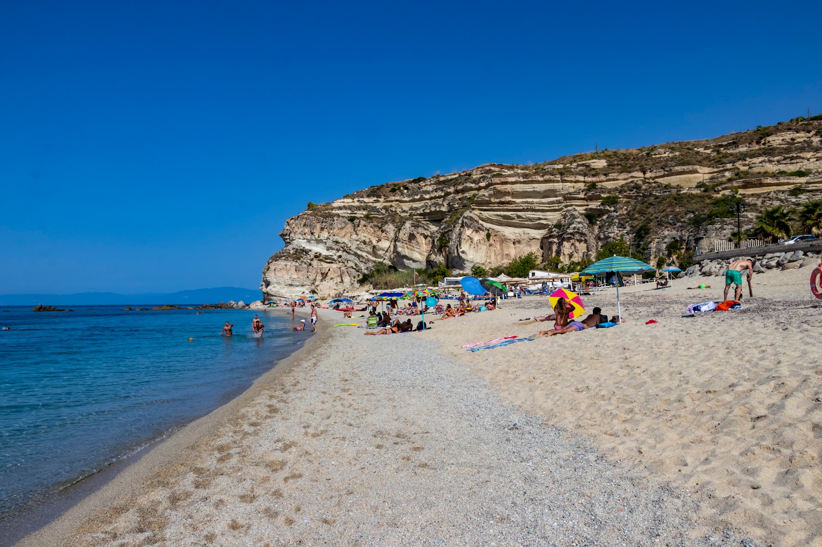 Valokuva Spiaggia di Zambroneista. pinnalla beige-hiekkaa ja soraa:n kanssa