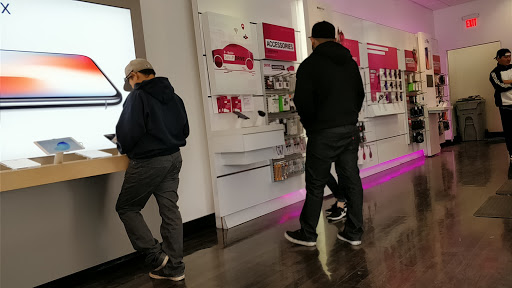 Cell Phone Store «T-Mobile», reviews and photos, 12435 Limonite Ave Suite 550, Mira Loma, CA 91752, USA