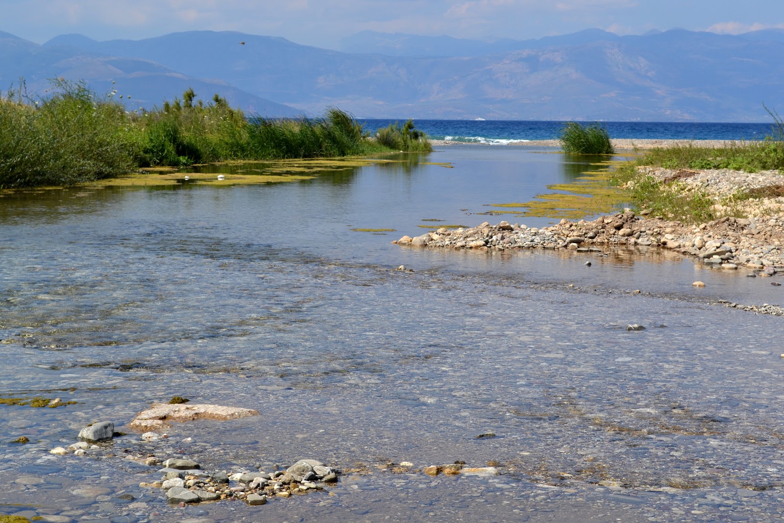 Foto di Paralia Vouraikos con una superficie del sabbia grigia e ciottoli