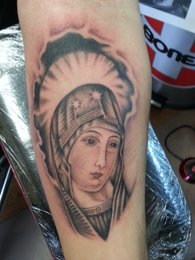 Tattoo Shop «Lady Luck Tattoo Studio», reviews and photos, 220 N Benton St, Woodstock, IL 60098, USA