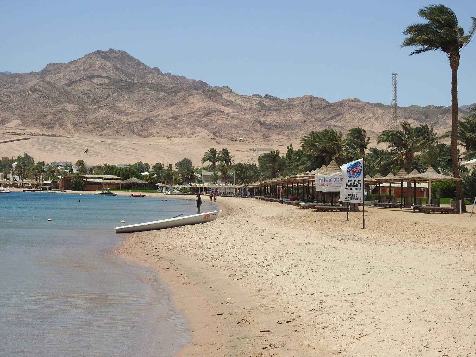 Foto di Dahab Lagoon beach con una superficie del sabbia luminosa