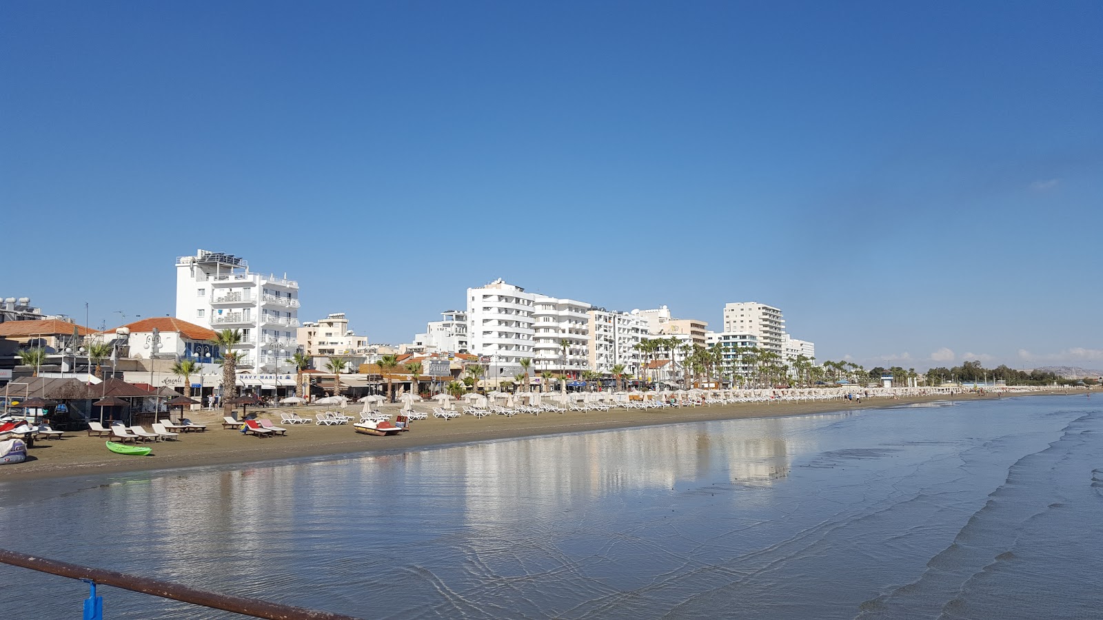 Foto van Finikoudes beach met grijs fijn zand oppervlakte