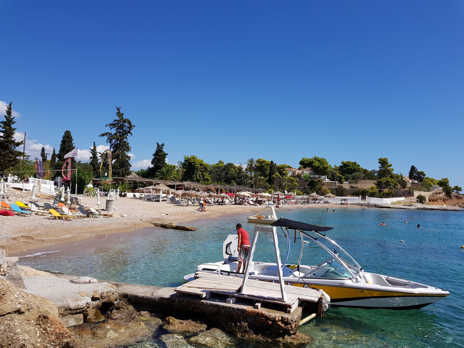Paralia Agia Marina'in fotoğrafı turkuaz saf su yüzey ile