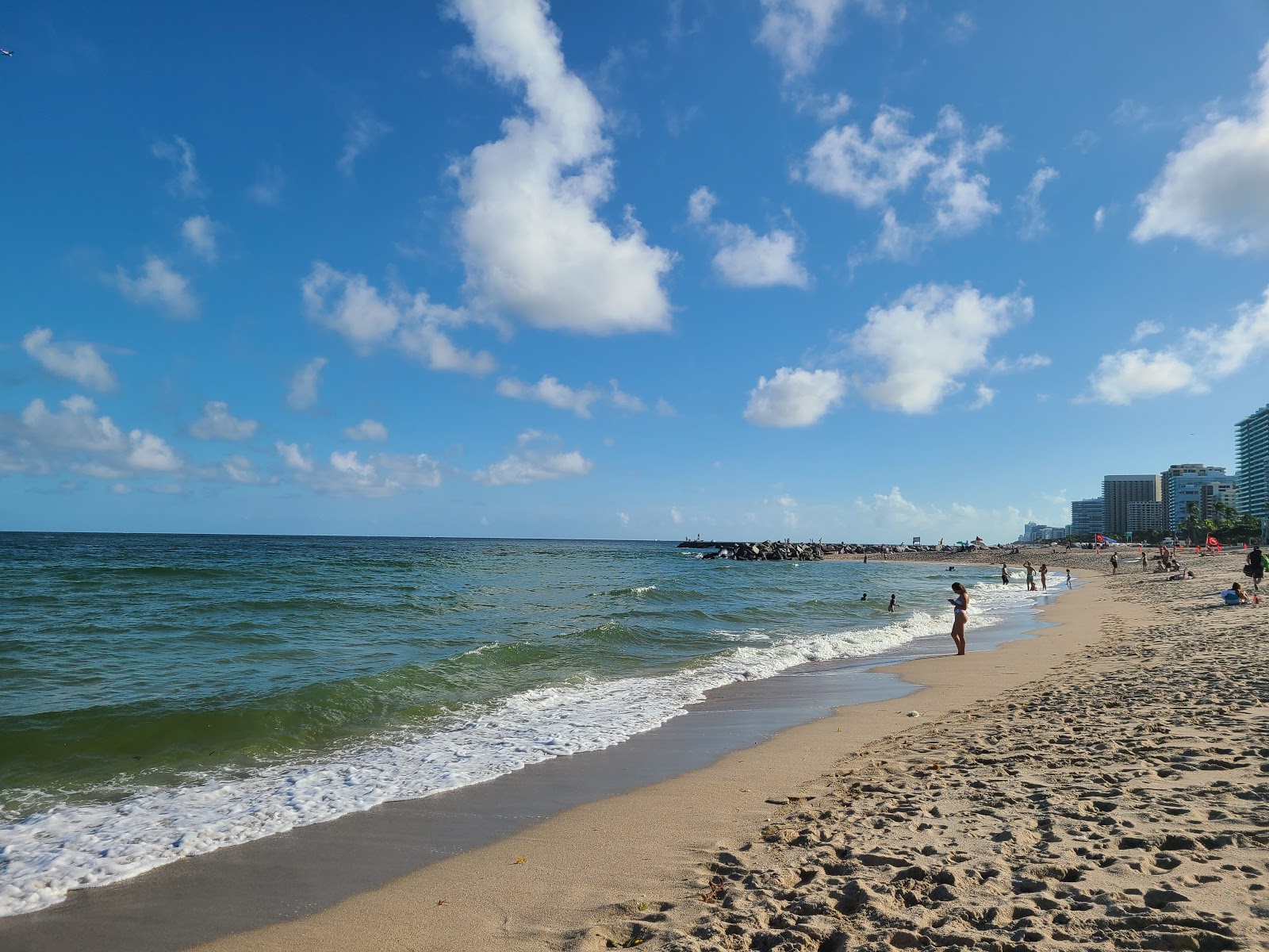 Φωτογραφία του Haulover beach II με φωτεινή άμμο κοχύλι επιφάνεια
