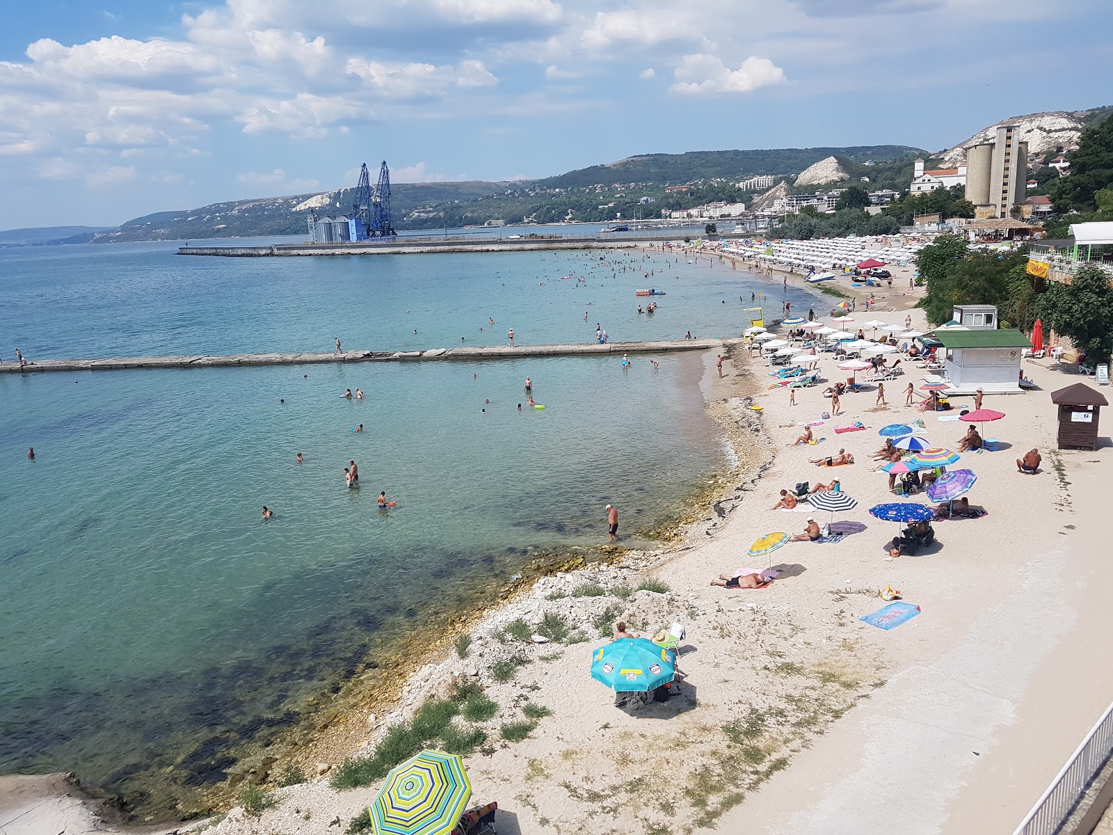 Zdjęcie Plyazh Balchic z powierzchnią beżowy piasek