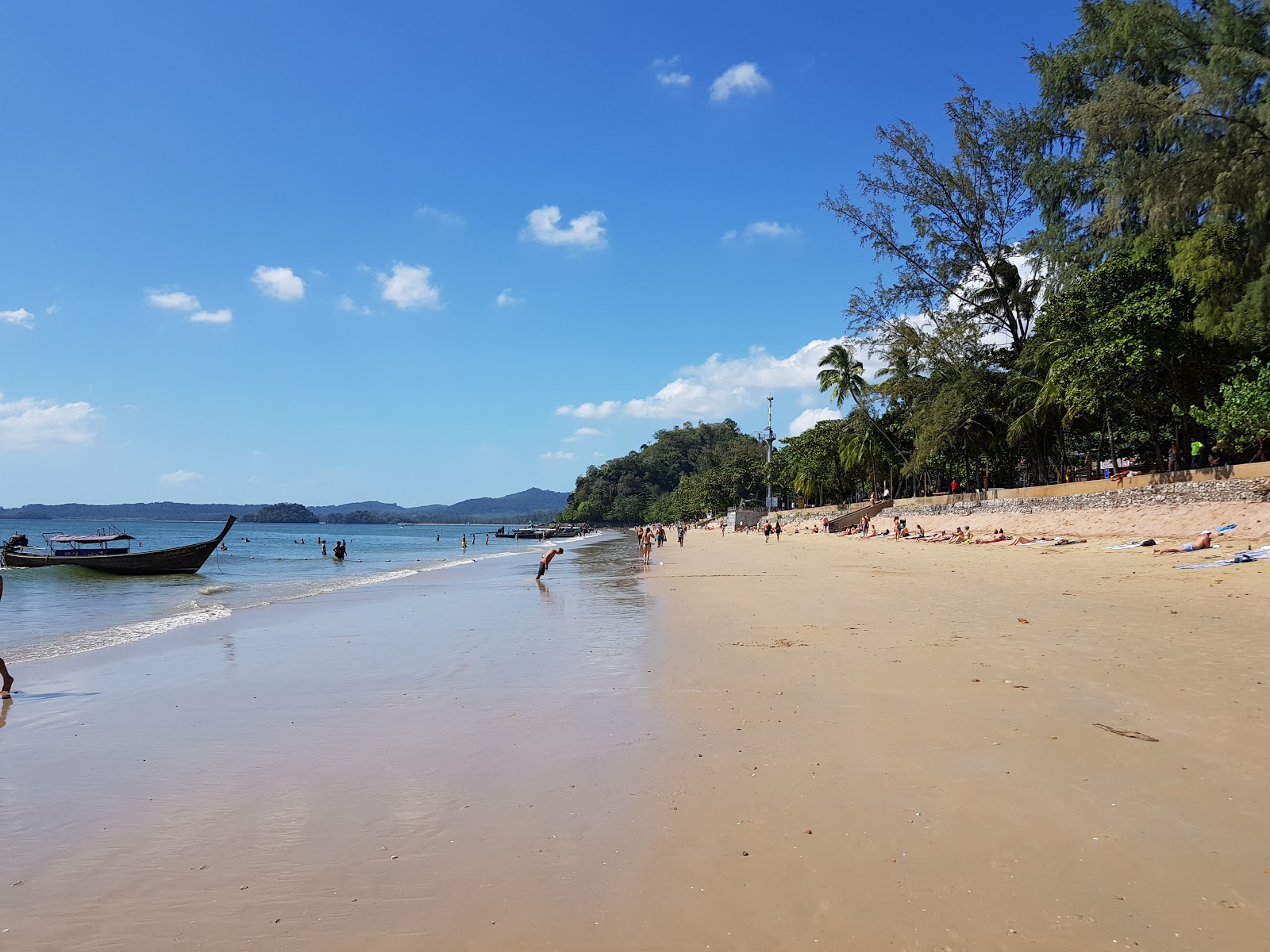 Valokuva Ao Nang Beachista. sisältäen pitkä suora