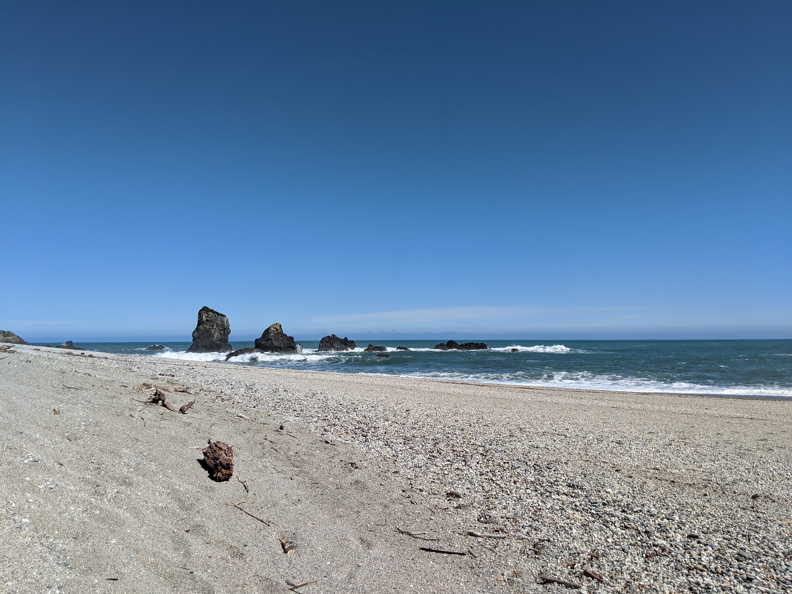 Fotografija Monro Beach z sivi fini kamenček površino