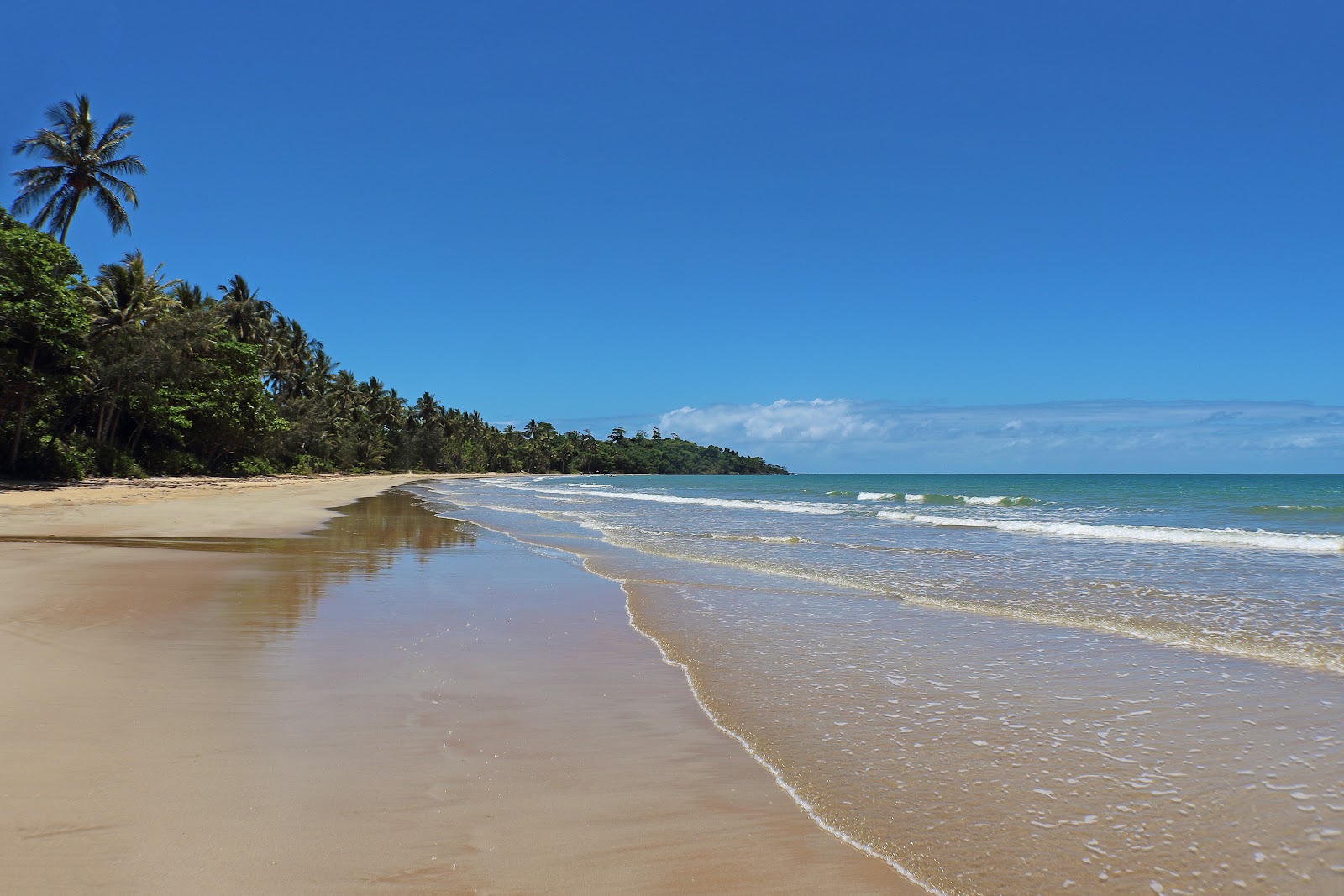 Φωτογραφία του Mission Beach Beach με φωτεινή άμμος επιφάνεια
