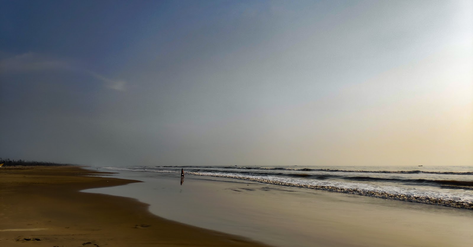 Foto de Vilundamavadi Beach con brillante arena fina superficie