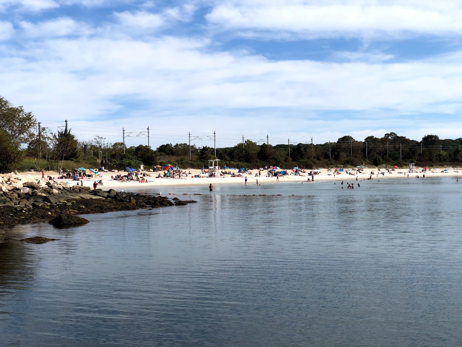 Photo de East Beach At Rocky Neck avec l'eau turquoise de surface