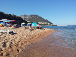 Palmasera beach'in fotoğrafı uçurumlarla desteklenmiş
