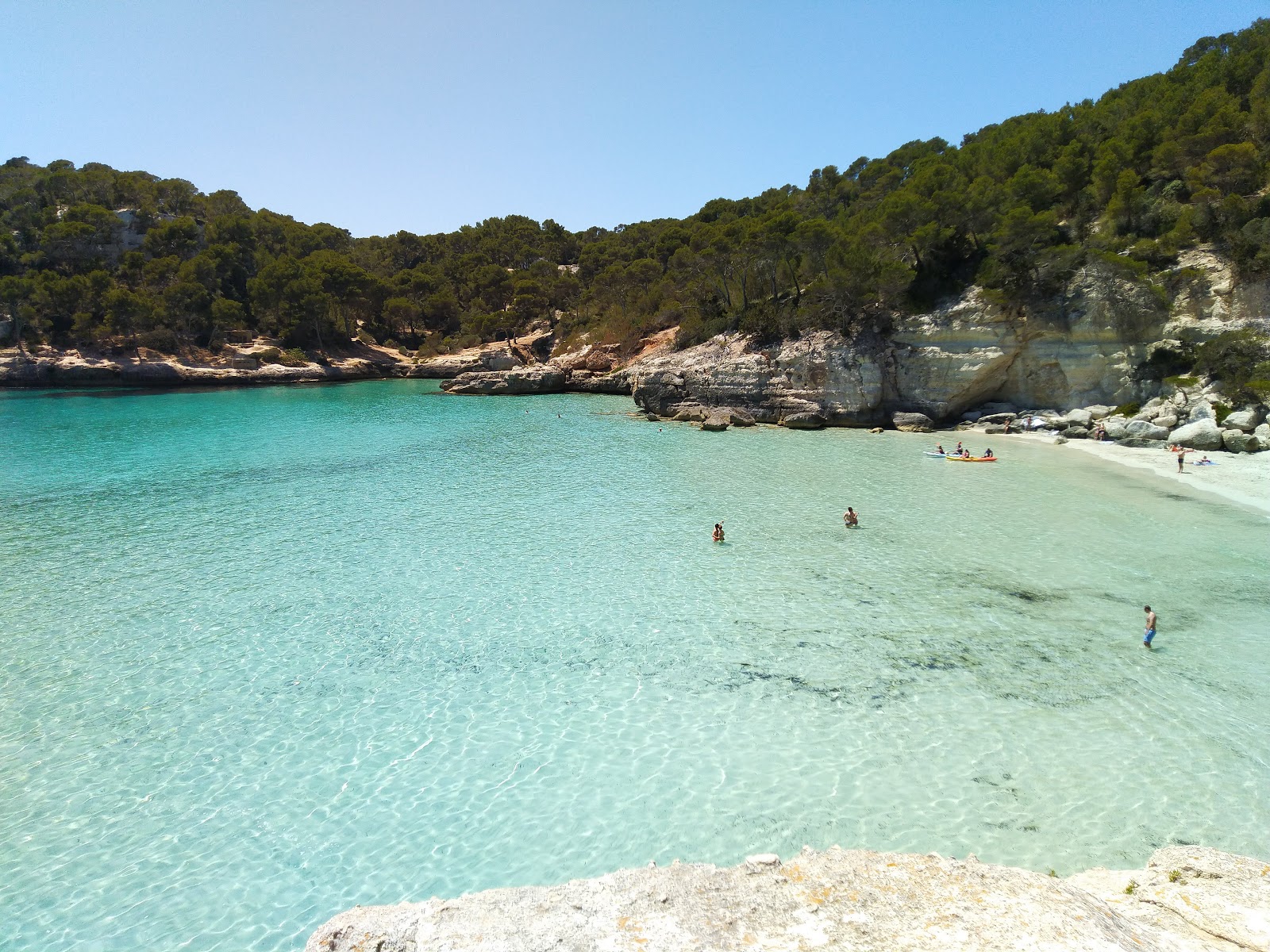 Foto von Cala Mitjana mit heller feiner sand Oberfläche