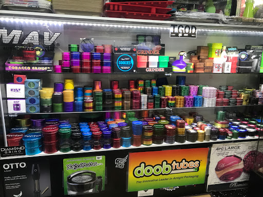 Tobacco Shop «The Hub Smoke Shop & Gifts», reviews and photos, 6410 N Oak Trafficway, Kansas City, MO 64118, USA