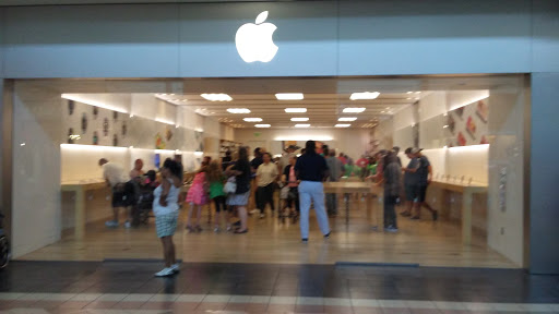 Computer Store «Apple Mayfair», reviews and photos, 2500 N. Mayfair Road, Wauwatosa, WI 53226, USA