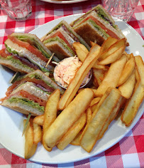Club sandwich du Restaurant de hamburgers Schwartz's Deli à Paris - n°7