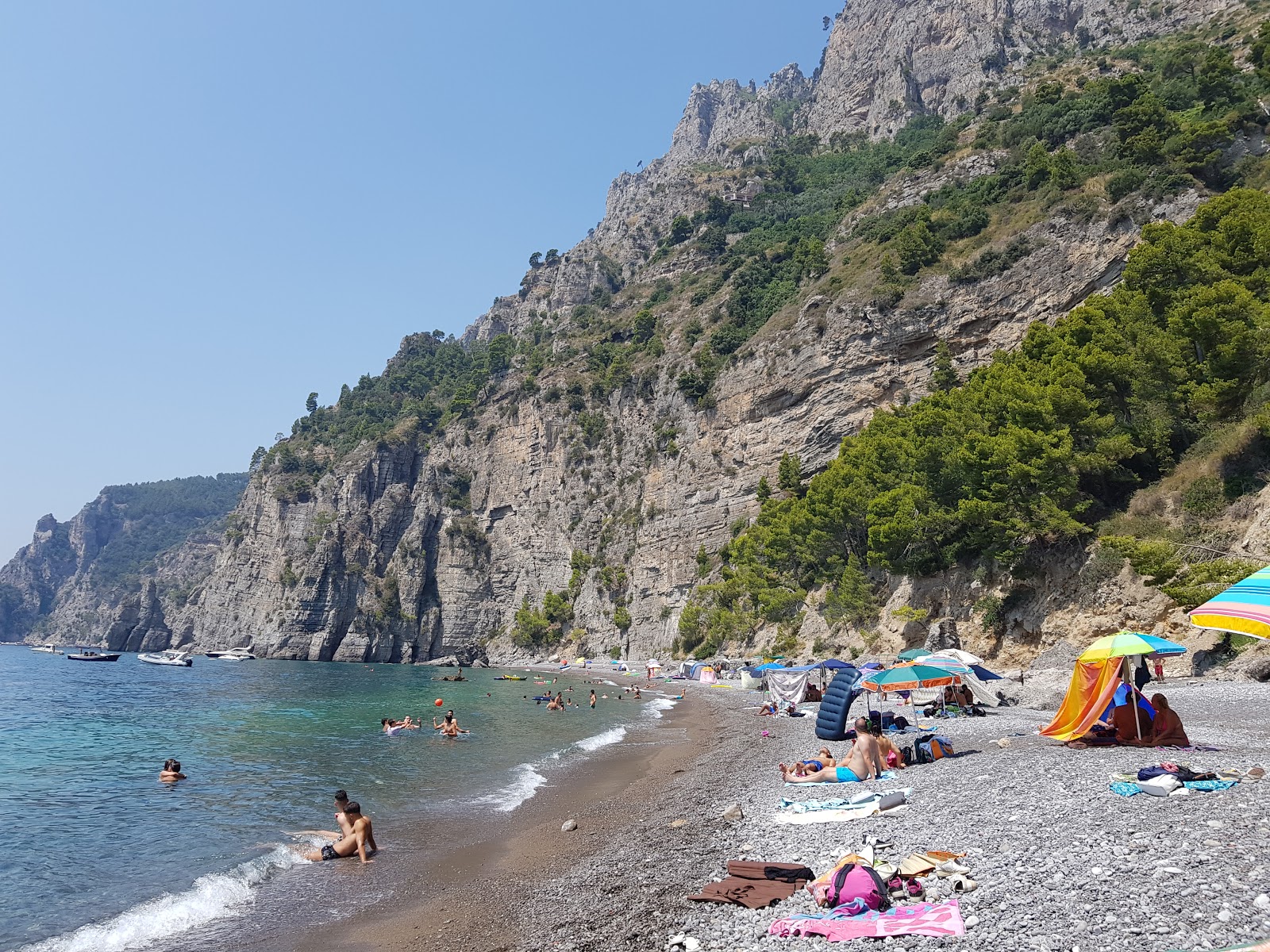Foto af Spiaggia di Tordigliano bakket op af klipperne