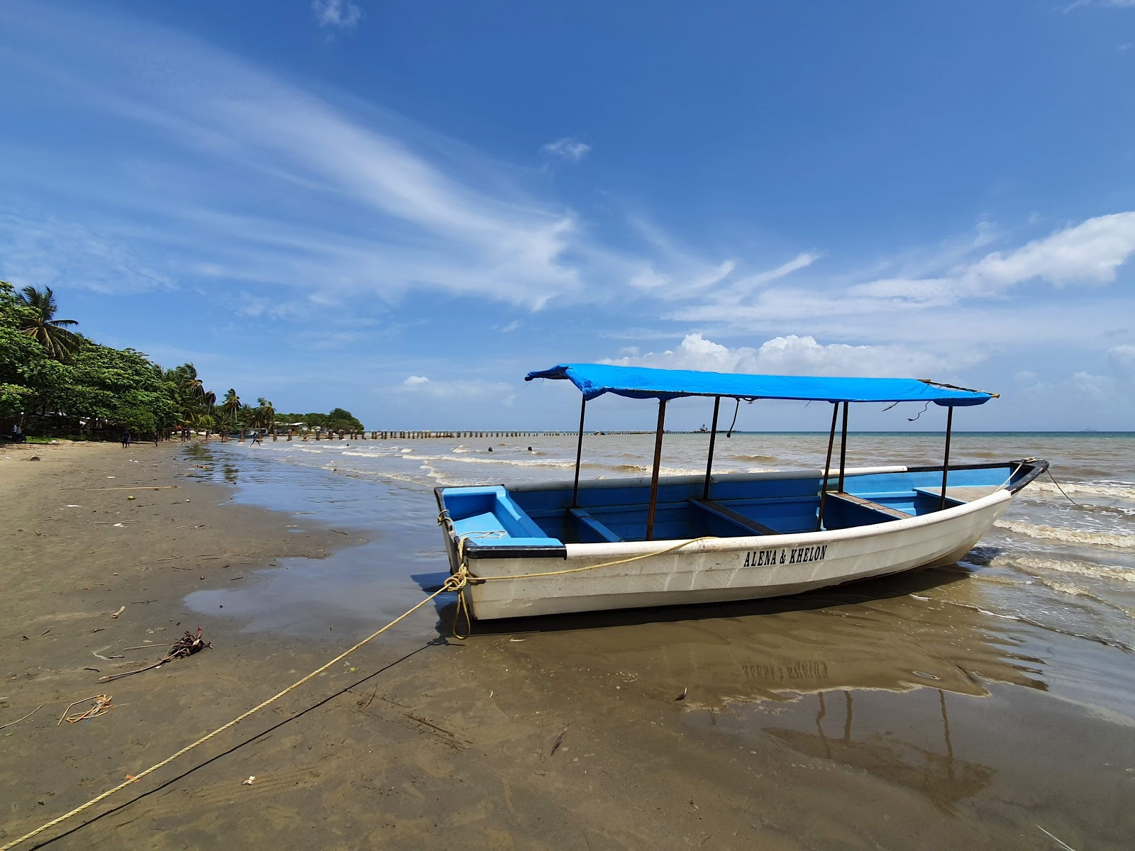 Foto van Carat Shed beach met ruim strand