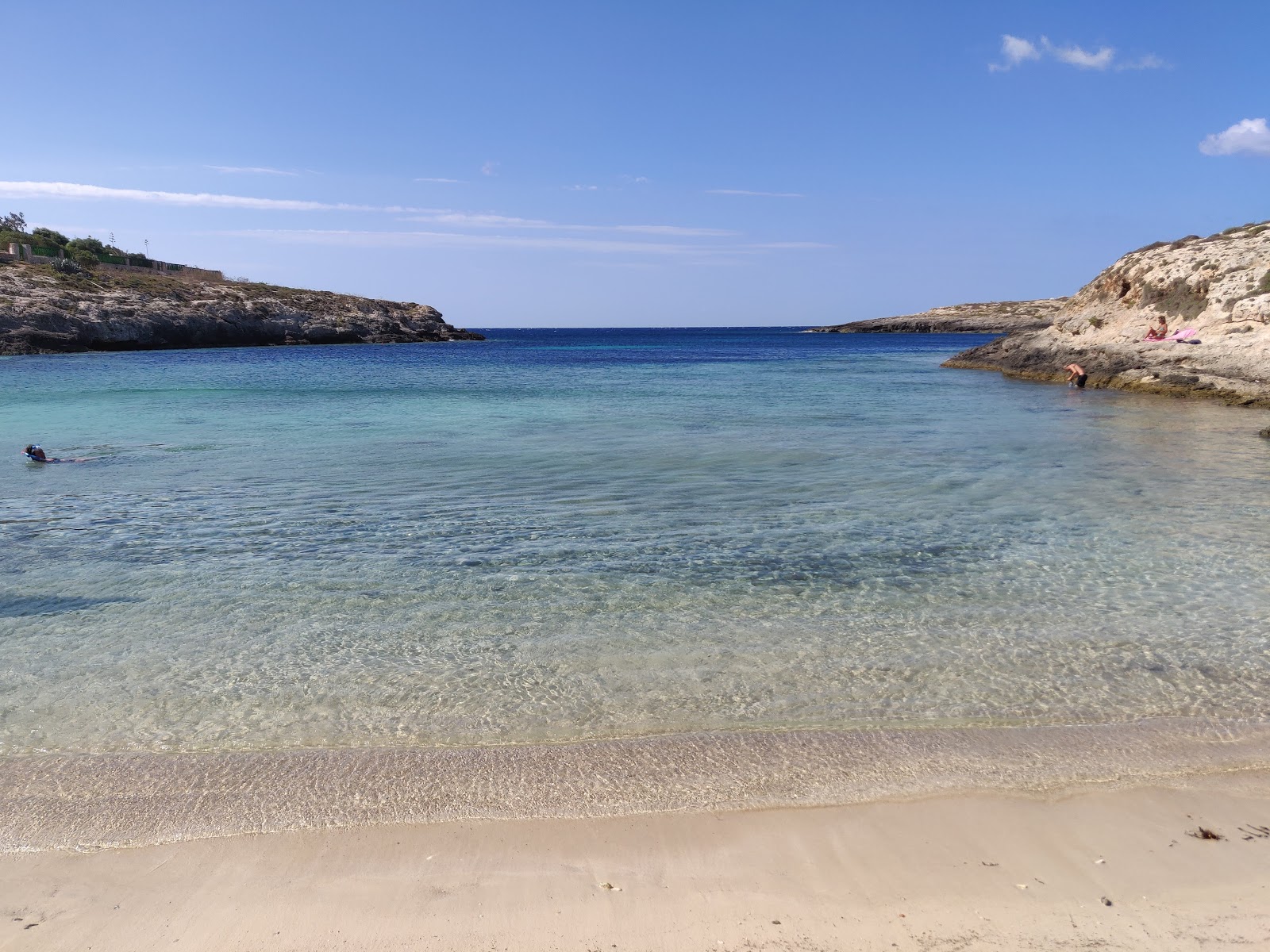Photo de Cala Francese partiellement zone de villégiature