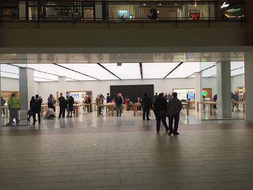 Computer Store «Apple Jordan Creek», reviews and photos, 101 Jordan Creek Pkwy, West Des Moines, IA 50266, USA