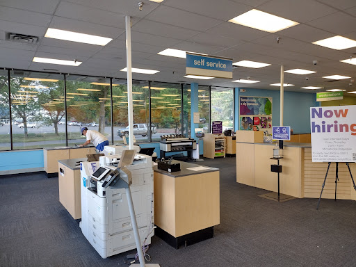 FedEx Office Print & Ship Center, 13601 Ridgedale Dr, Minnetonka, MN 55305, USA, 