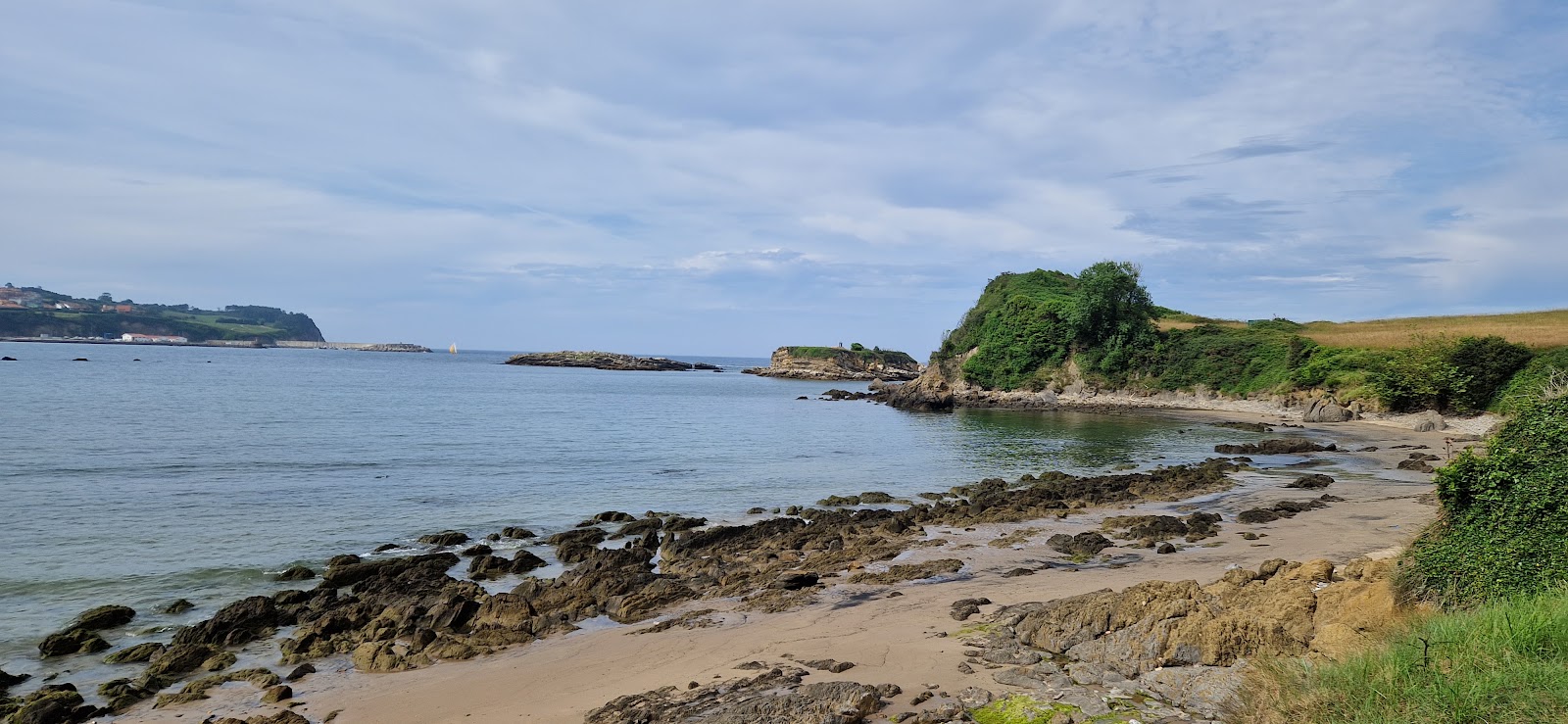 Playa de El Dique'in fotoğrafı dağlarla çevrili