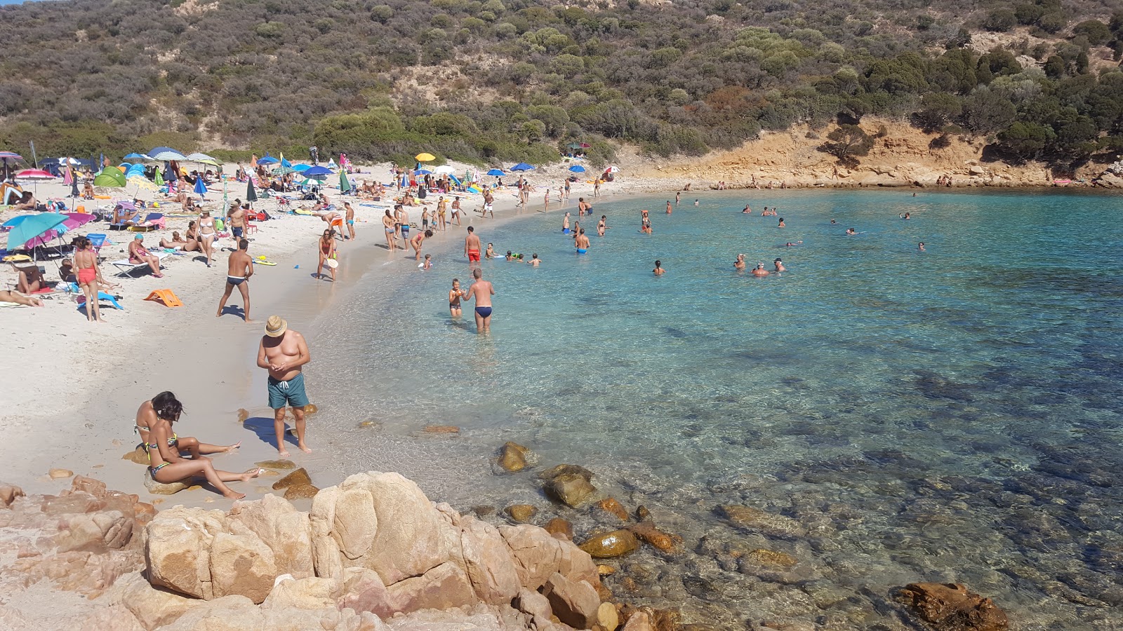 Foto de Playa S'ortixeddu con parcialmente limpio nivel de limpieza