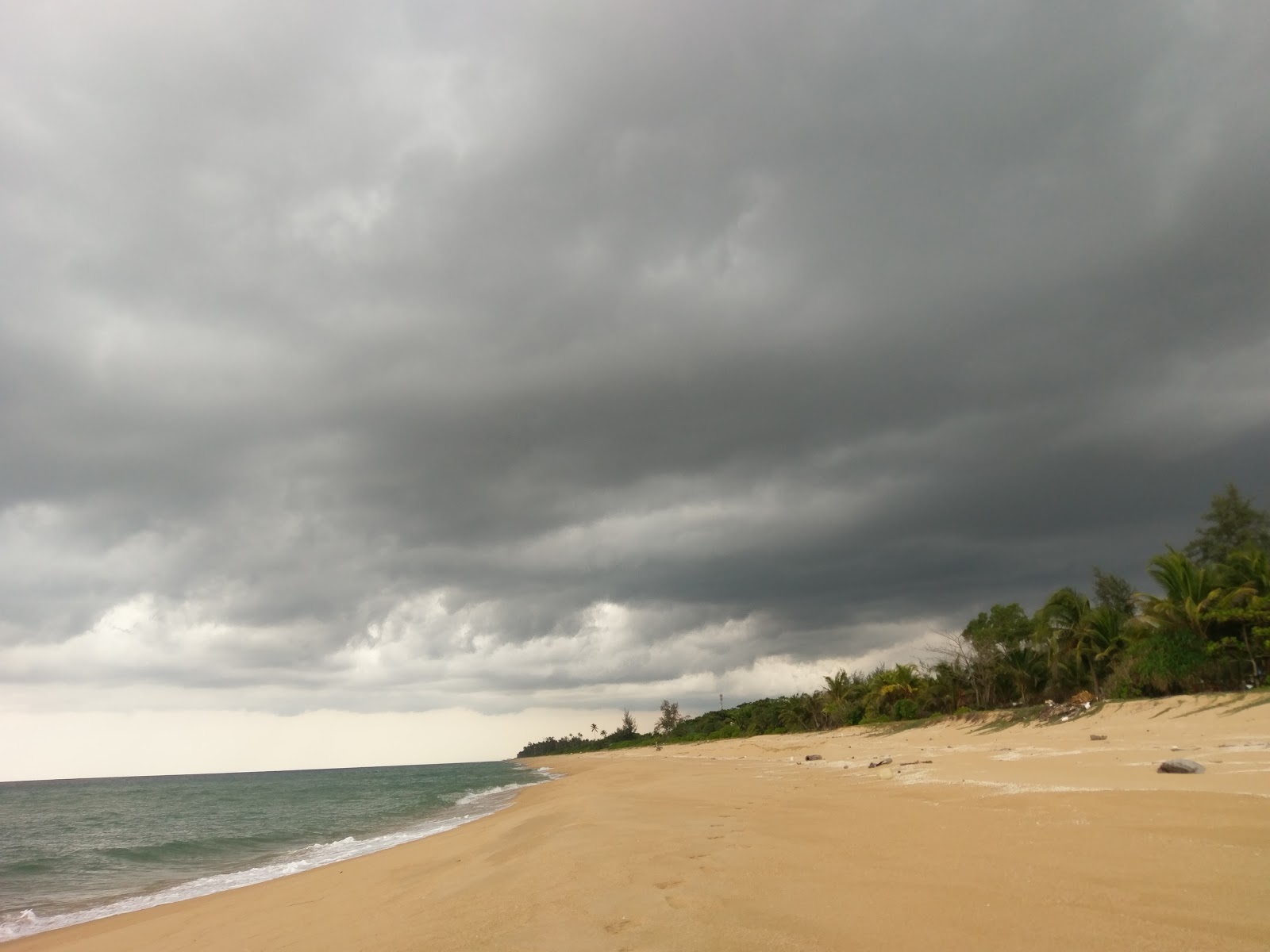 Fotografie cu Pasir Putih Beach - locul popular printre cunoscătorii de relaxare