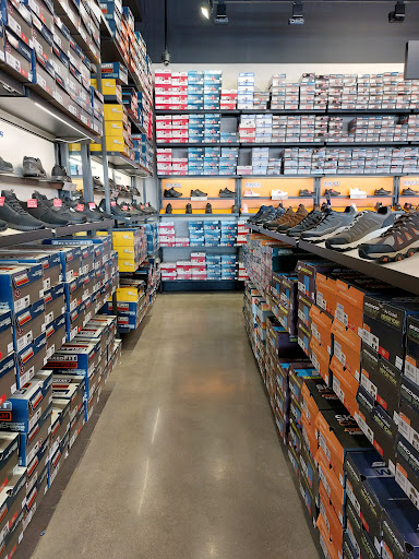 Shoe Store «SKECHERS Factory Outlet», reviews and photos, 4801 W North Ave, Chicago, IL 60639, USA