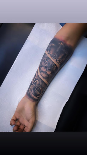 Explore fourth wing tattoo ideas, creative tattoo ideas in Miami, available at Por vida tattoos