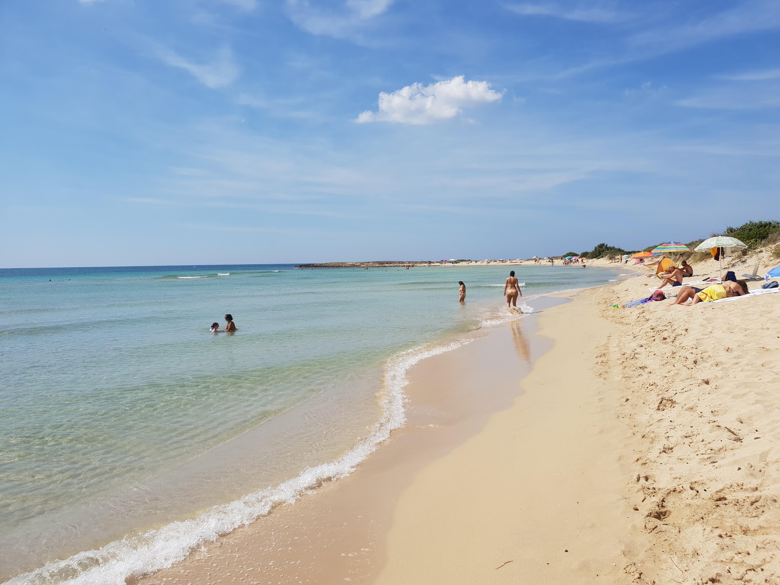 Foto von Punta Macolone beach mit heller feiner sand Oberfläche