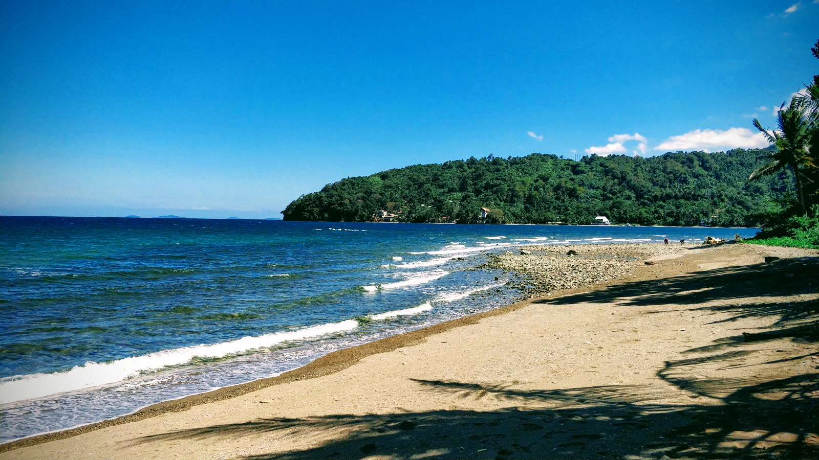 Dulangan Beach的照片 带有碧绿色水表面