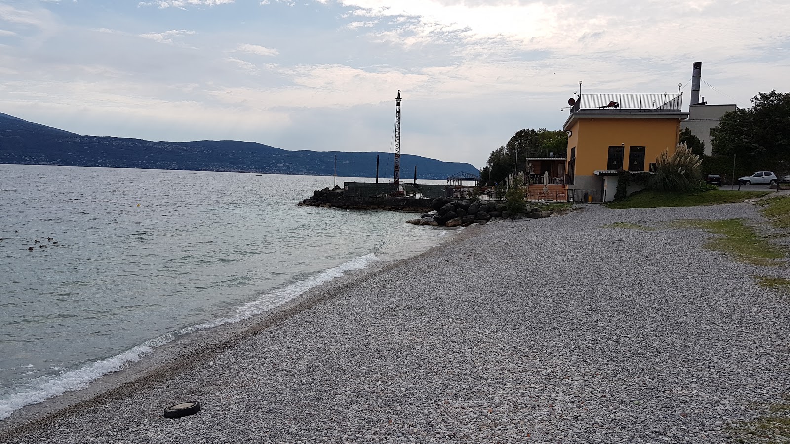 Beach Toscolano Maderno'in fotoğrafı - rahatlamayı sevenler arasında popüler bir yer