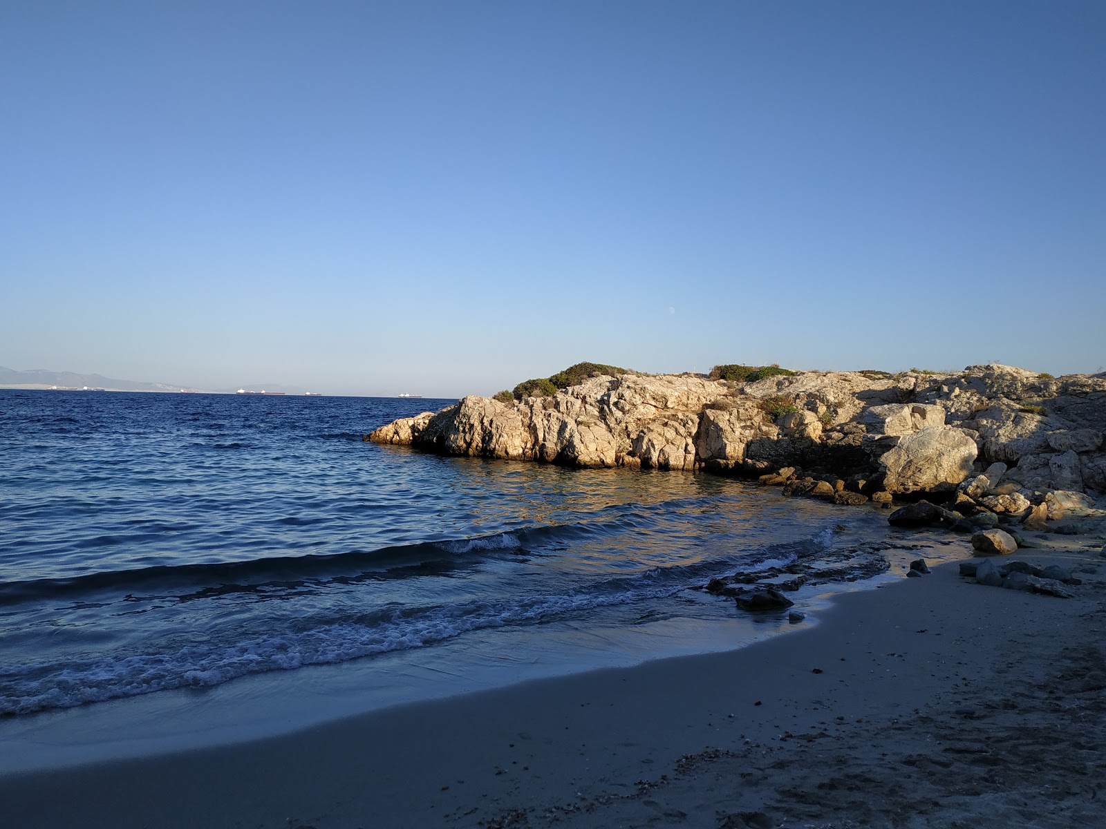 Foto de Koghi beach com alto nível de limpeza