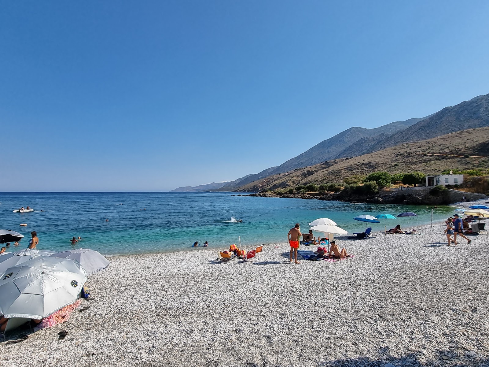 Fotografie cu Vata beach cu o suprafață de apa pură turcoaz