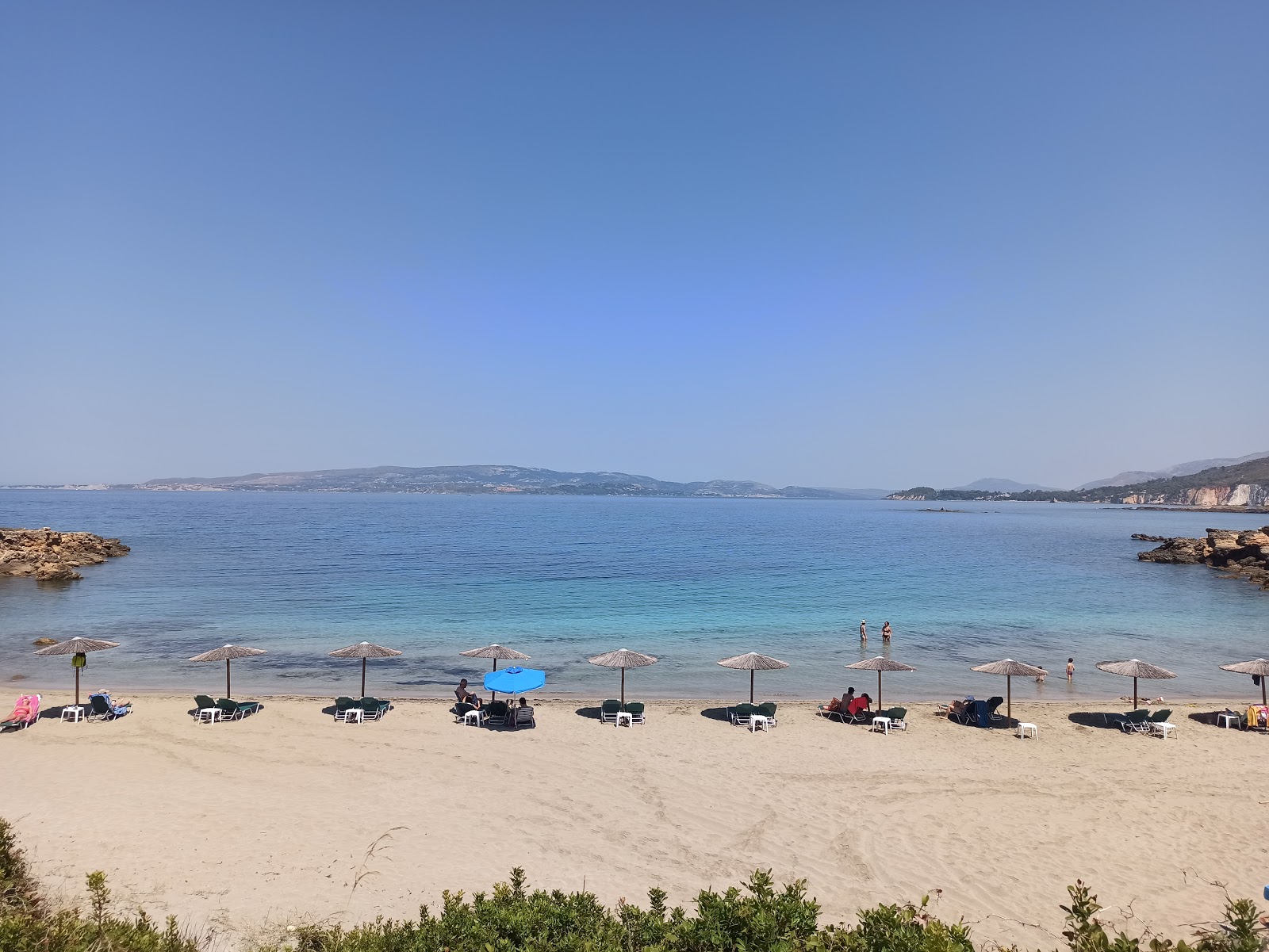 Foto von Eglina beach und die siedlung