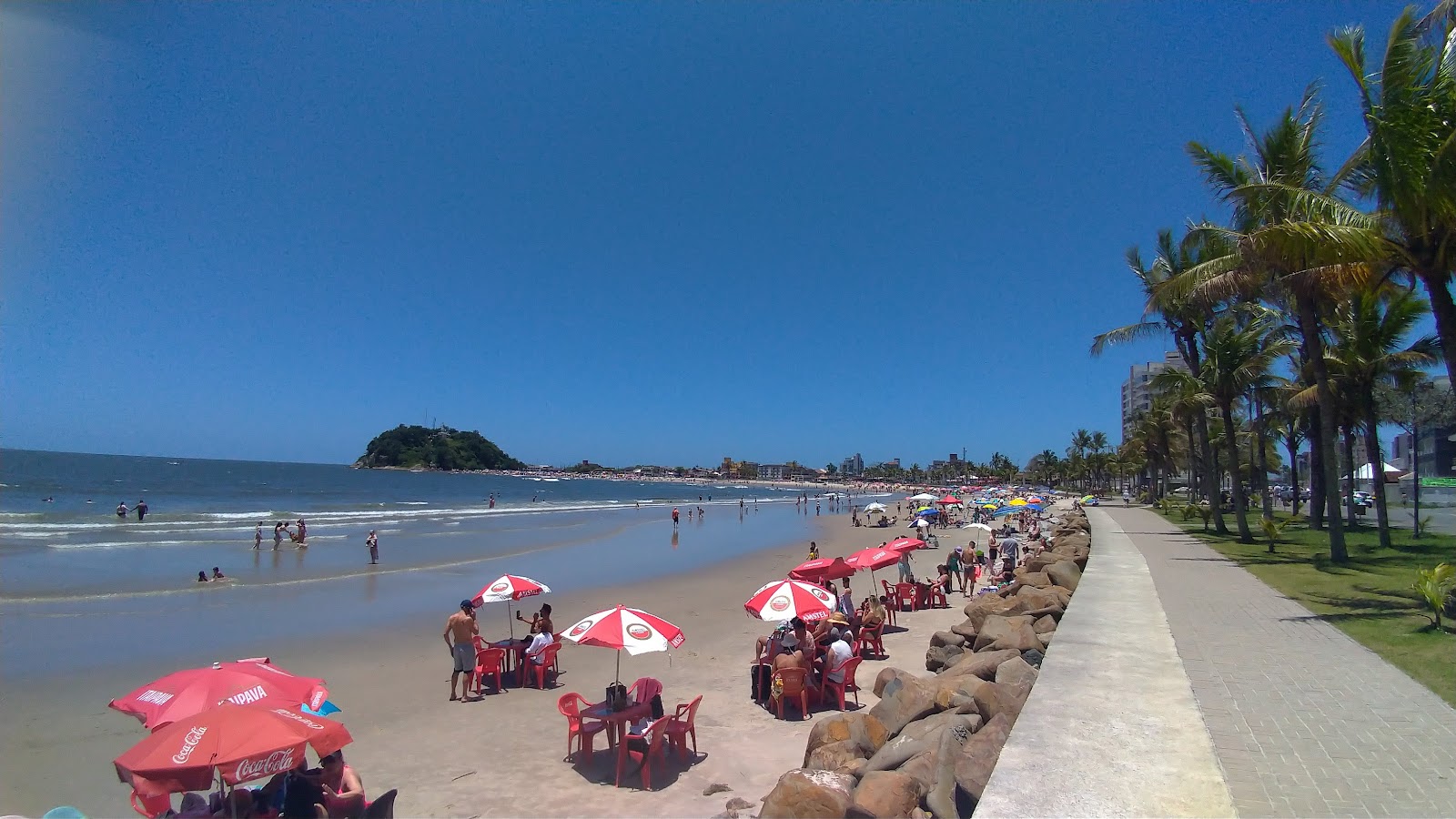 Foto de Playa de Guaratuba con brillante arena fina superficie