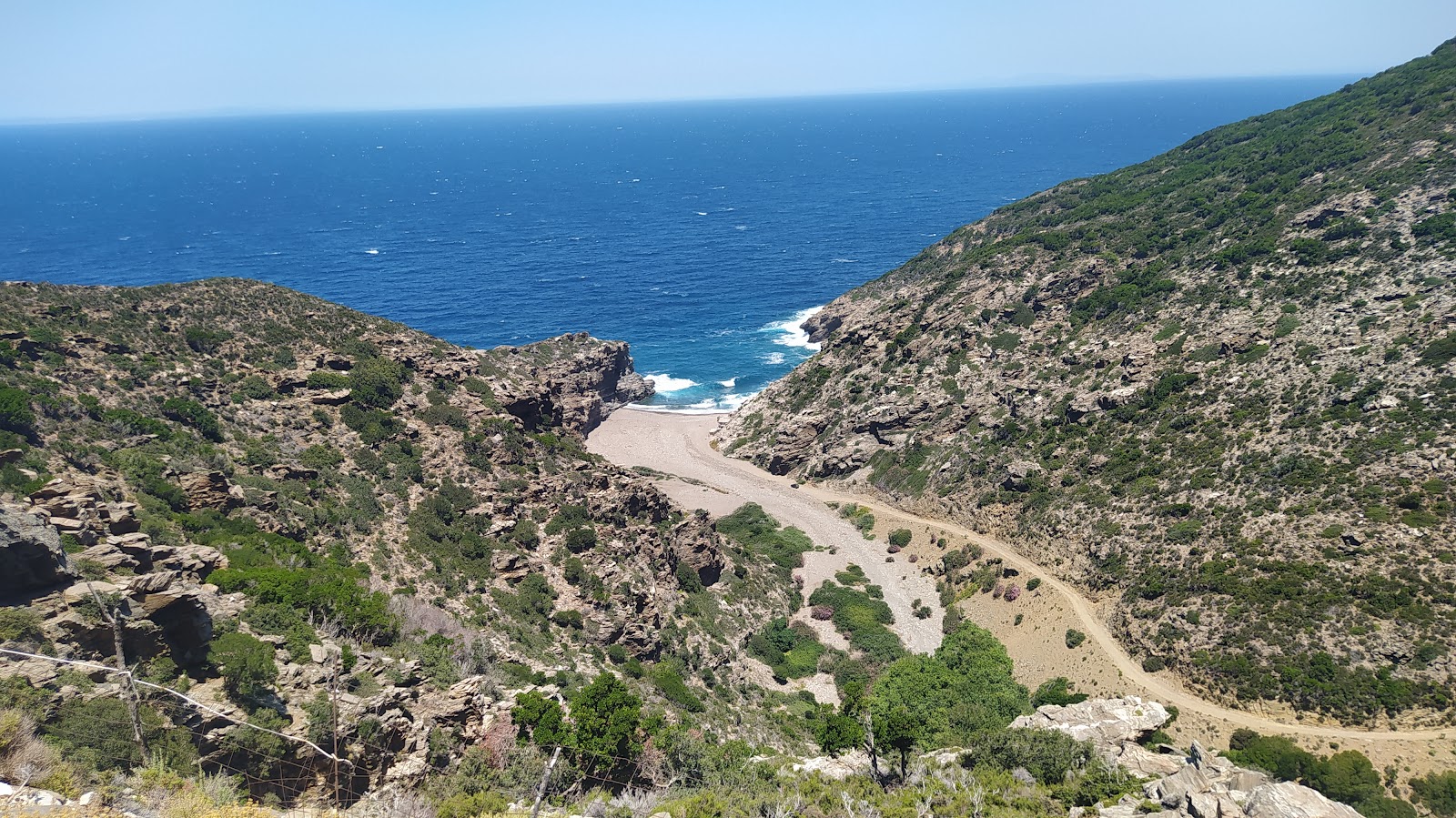 Φωτογραφία του Παραλία Μηλεόπου με γκρίζο βότσαλο επιφάνεια