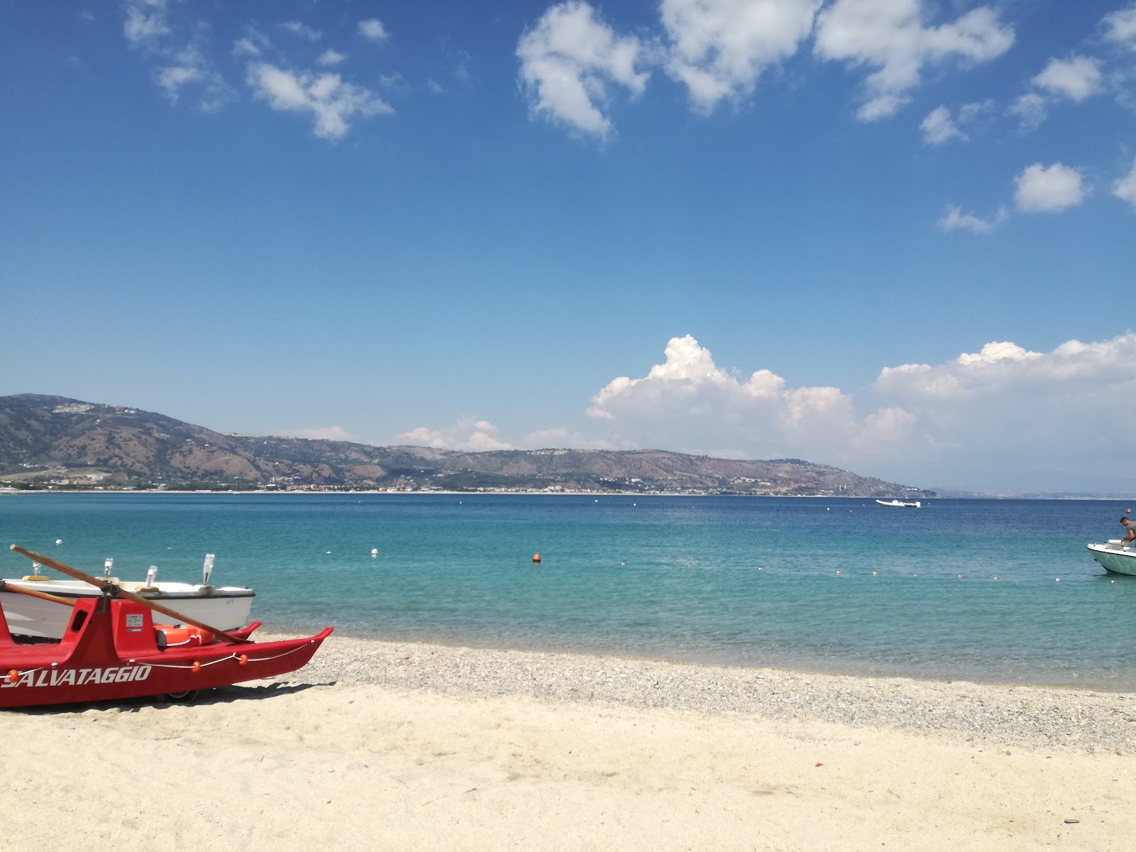 Foto von Soverato Strand von Klippen umgeben