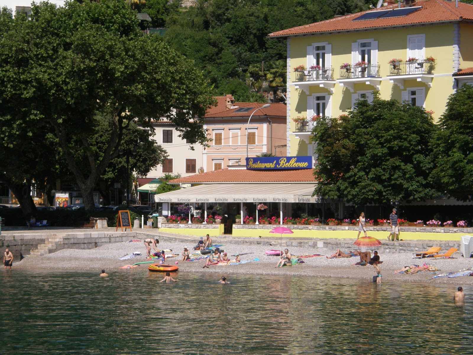 Foto von Ika beach mit türkisfarbenes wasser Oberfläche