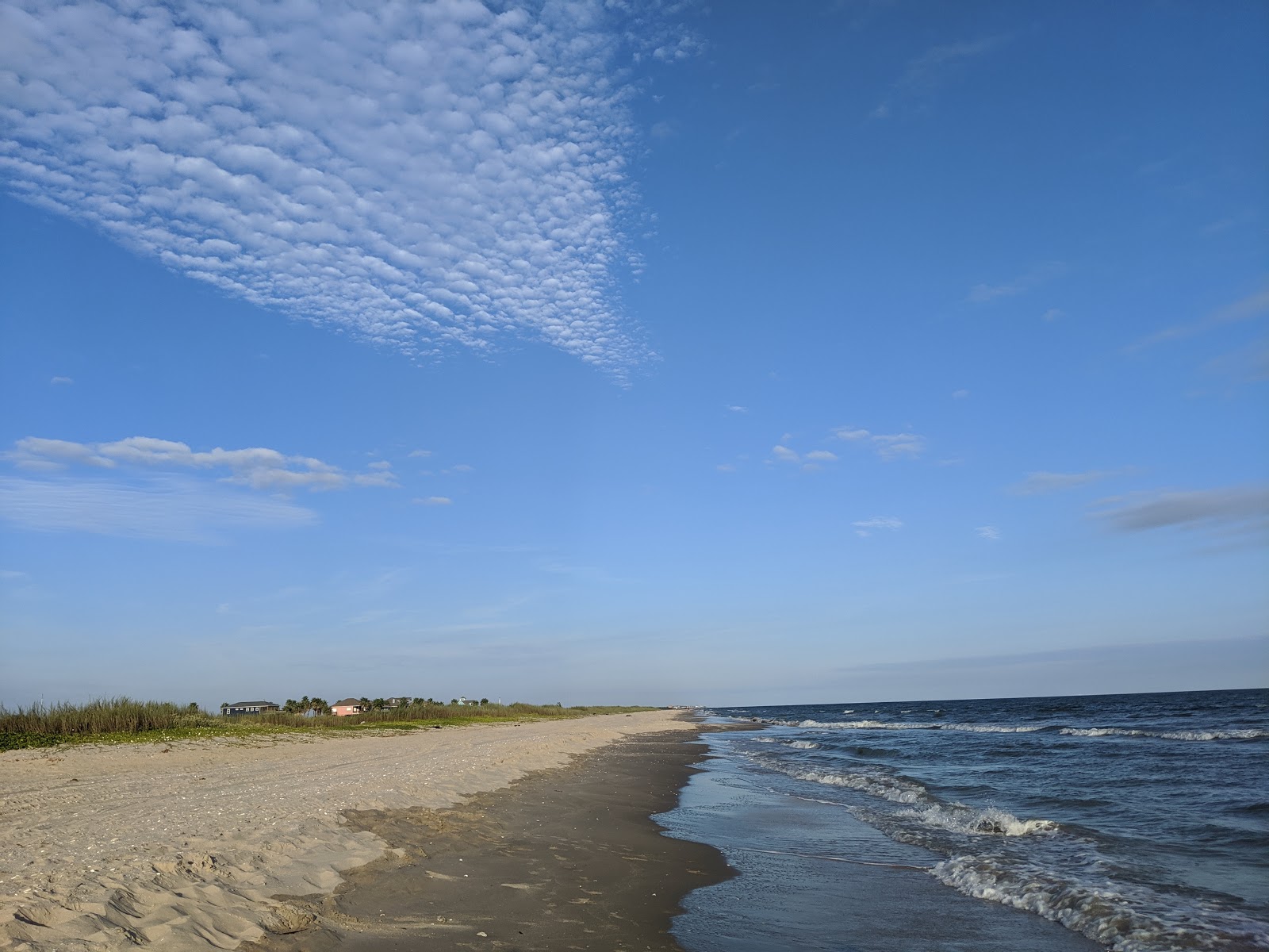 Foto von Mae's beach mit grauer sand Oberfläche