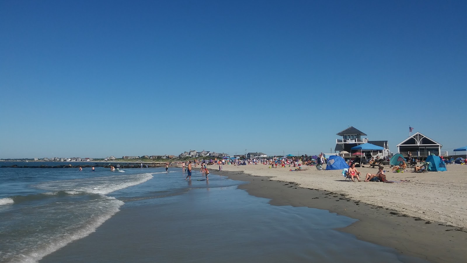 Photo of Roger Wheeler Beach with very clean level of cleanliness