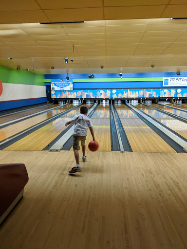 Bowling Alley «Harbor Lanes Bowling Center», reviews and photos, 25419 Jefferson Ave, St Clair Shores, MI 48081, USA