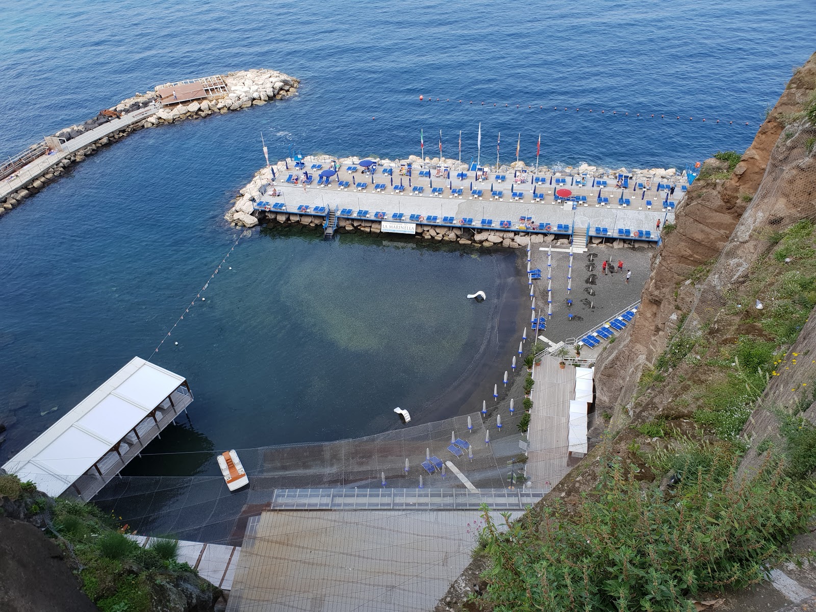 Φωτογραφία του Spiaggia La Marinella με μπλέ νερό επιφάνεια