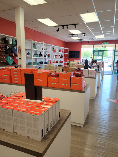 Kitchen Supply Store «Le Creuset», reviews and photos, 111 Nut Tree Rd b, Vacaville, CA 95687, USA