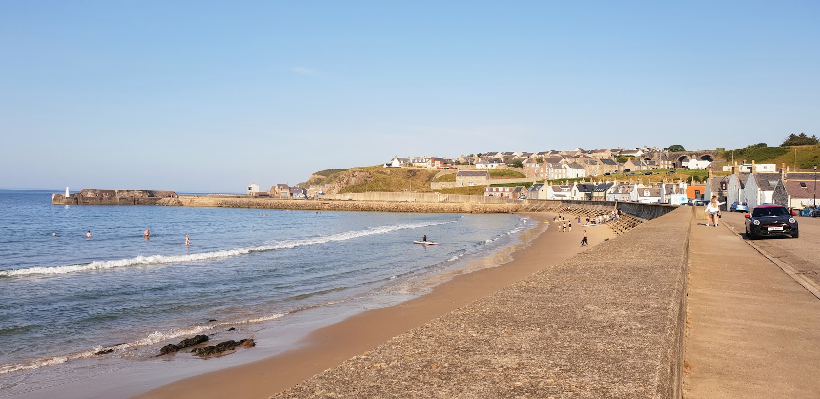 Foto van Cullen Beach ondersteund door kliffen